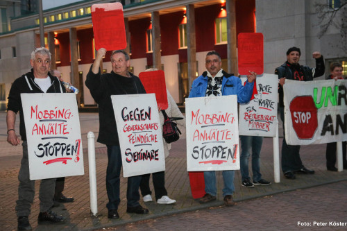 Protestaktion von Akuwill am 12.11.2015 vor dem Sheraton Hotel in Essen gegen ein Seminar mit Jan Tibor Lelley